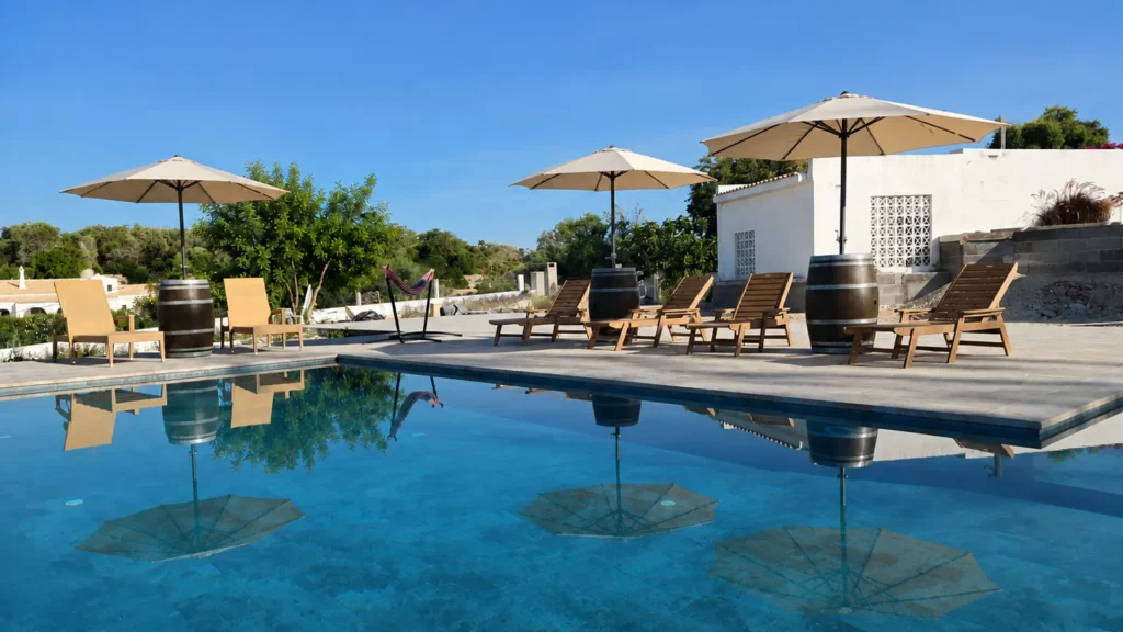 Zwembad met ligbedden bij Quinta de Verde in de Algarve