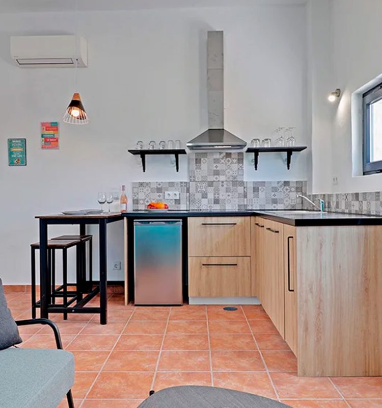 Vakantiehuis Algarve. Uitzicht op volledig uitgeruste keuken bij Quinta de Verde, accommodatie omgeven door natuur in de Algarve.